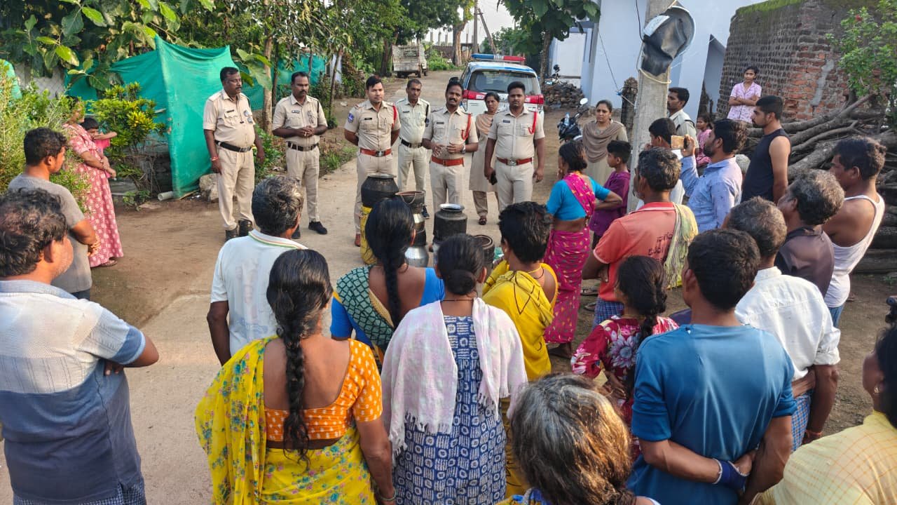 గుడుంబా తయారీ కేంద్రాలపై పోలీసుల దాడులు