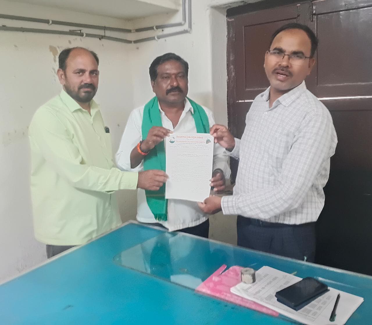 రాత్రివేళ విద్యుత్ కోతలు ఆపాలి