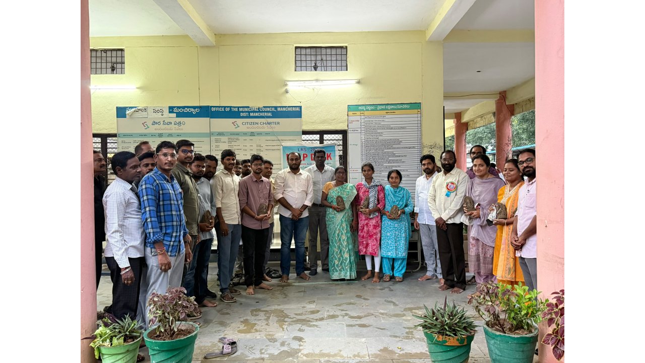 మంచిర్యాల మున్సిపల్ కార్పొరేషన్‌లో మట్టి వినాయక విగ్రహాలు పంపిణీ చేసిన మేయర్ దర్ని మధుకర్