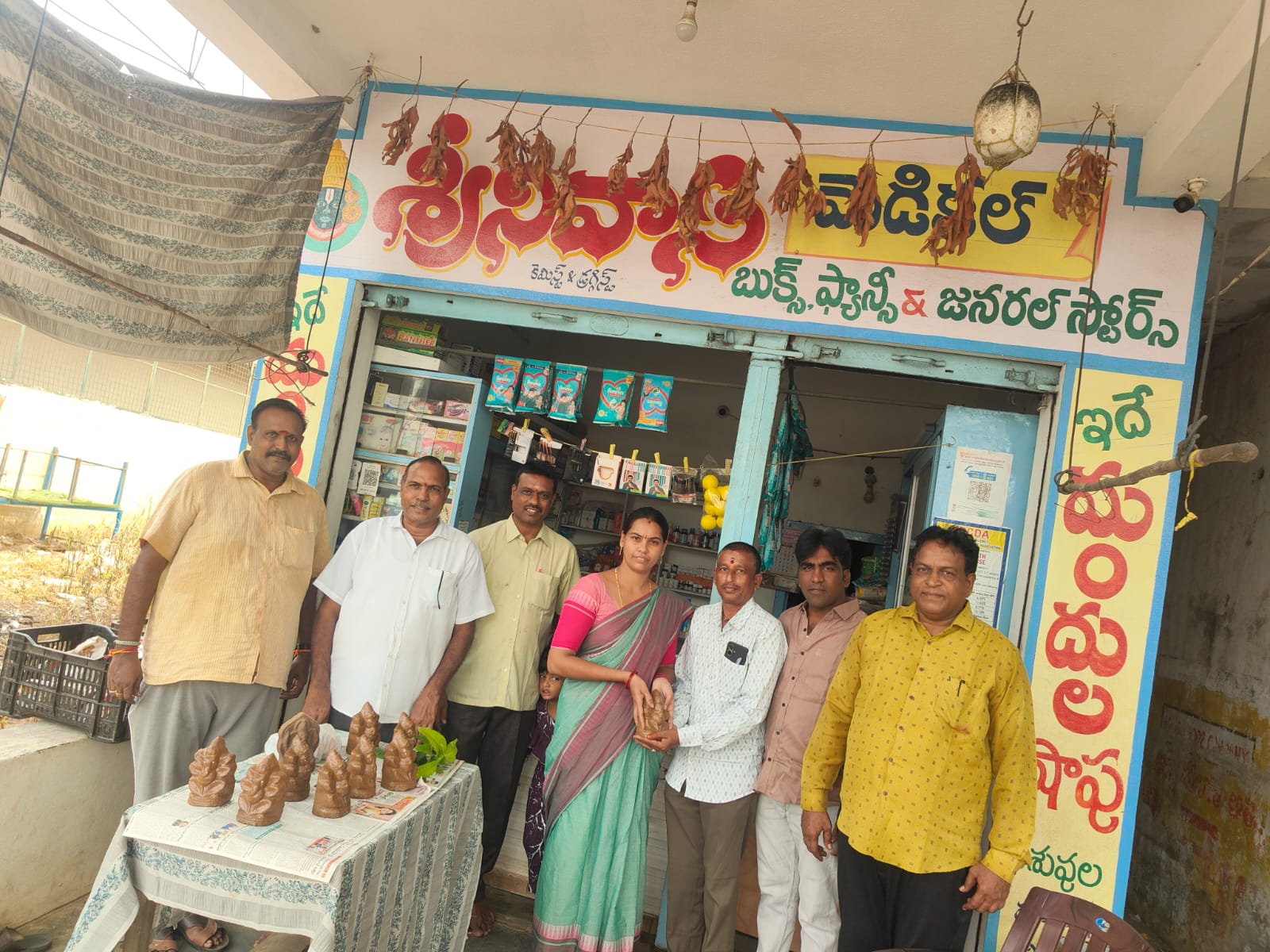 మట్టి గణపతిని పంపిణి చేసిన కొణిజర్ల సర్పంచ్
