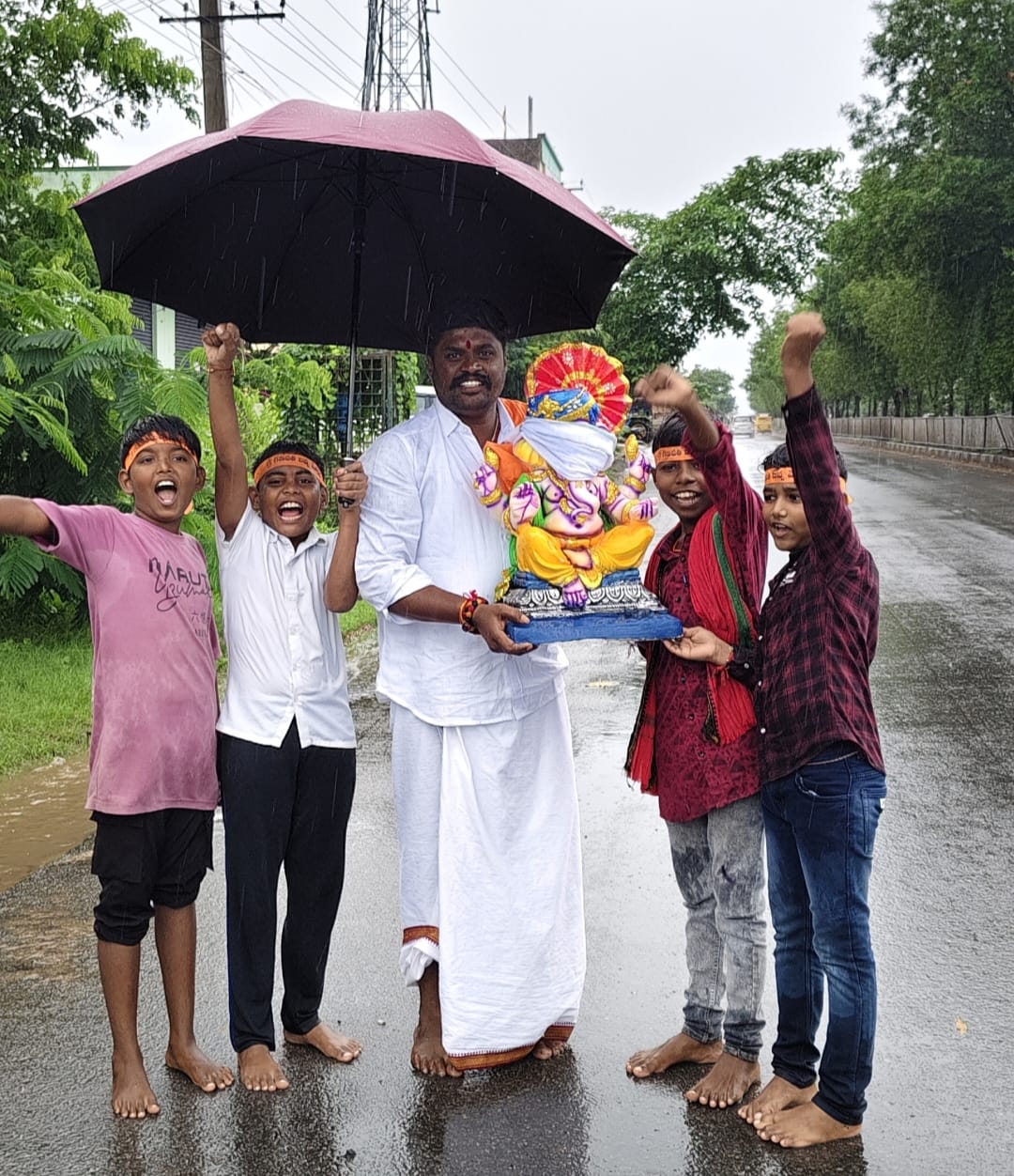 పరకాలలో మానవత్వం చాటిన గణపతి దాతలు
