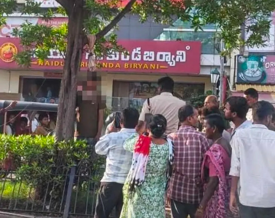 నడిరోడ్డుపై యువకుడి ఆత్మహత్య
