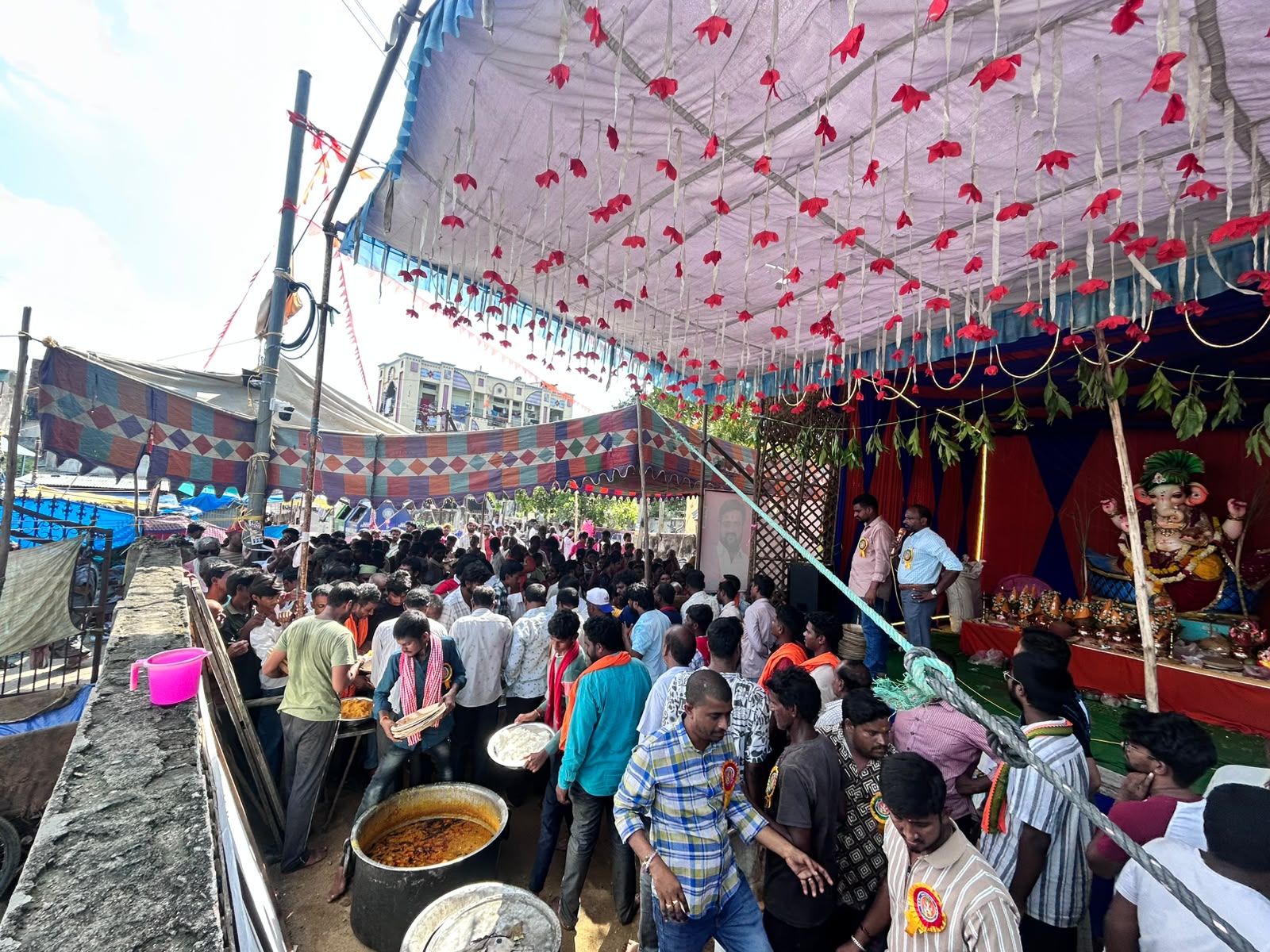 శివాజీ యువసేన గణేష్ మండపంలో మహా అన్నదానం