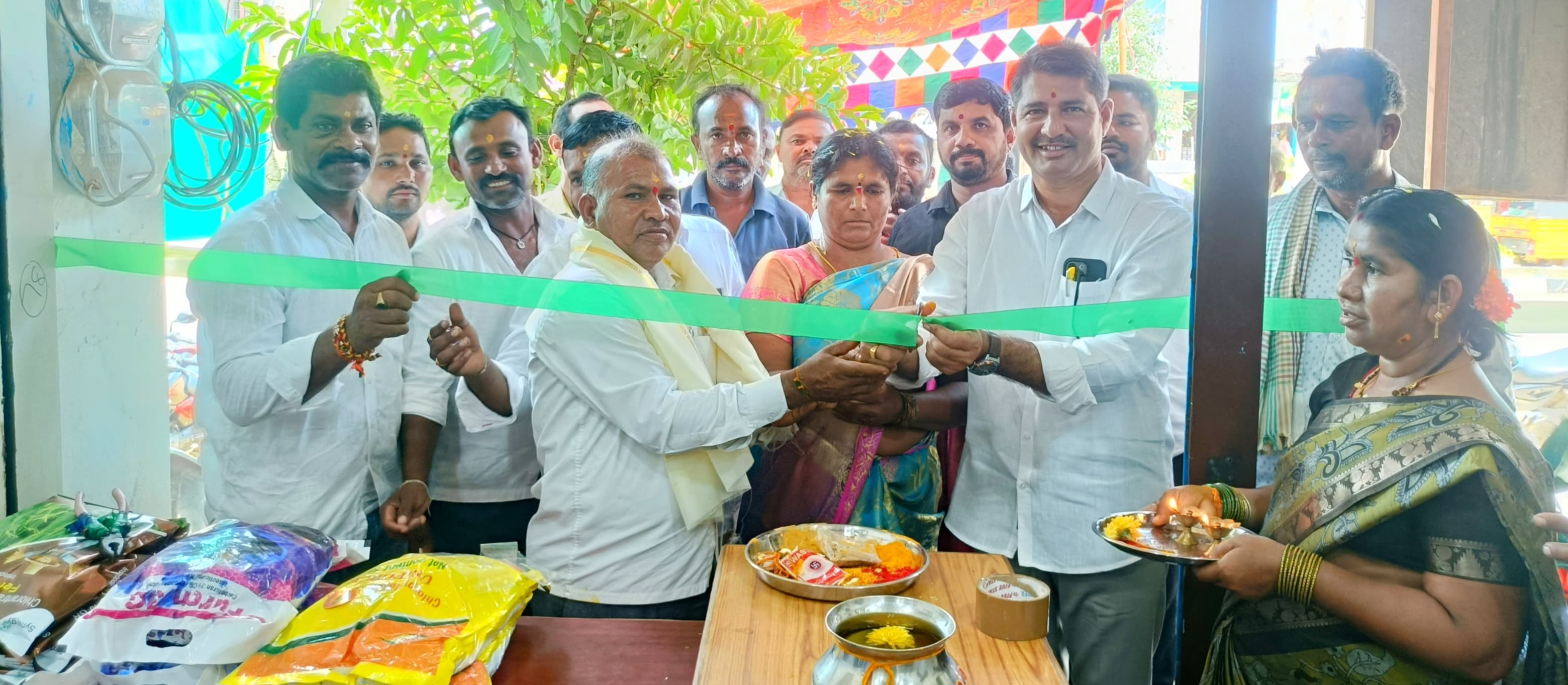 వెంకటేశ్వర ఫర్టిలైజర్ షాప్ ప్రారంభించిన సర్పంచ్.