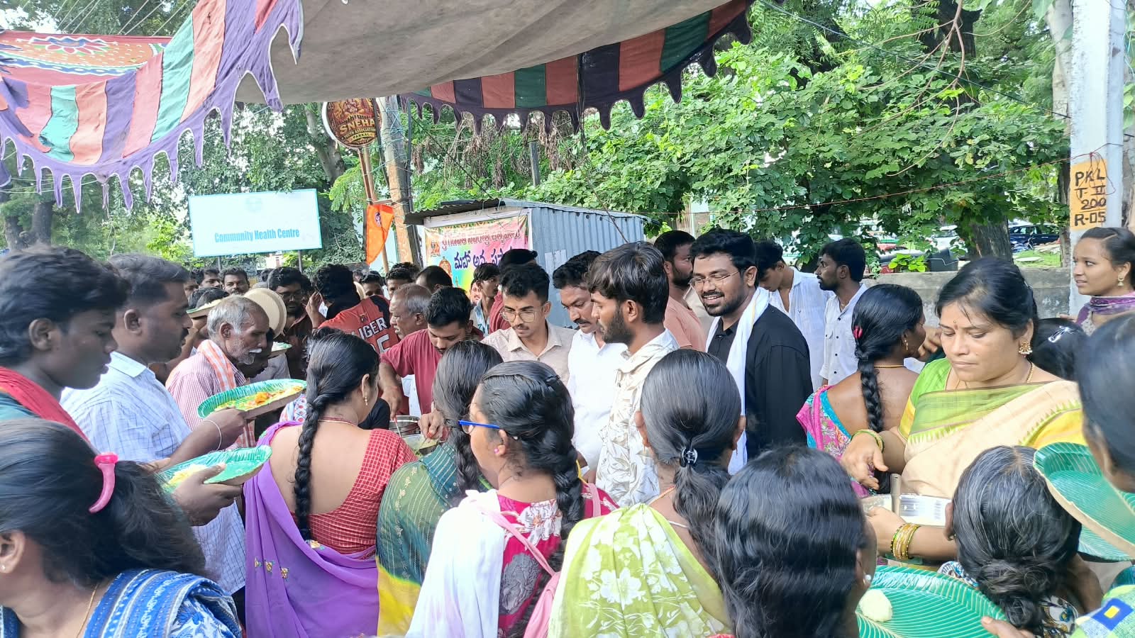 స్నేహ యూత్ ఆధ్వర్యంలో ఘనంగా అన్నప్రసాద వితరణ