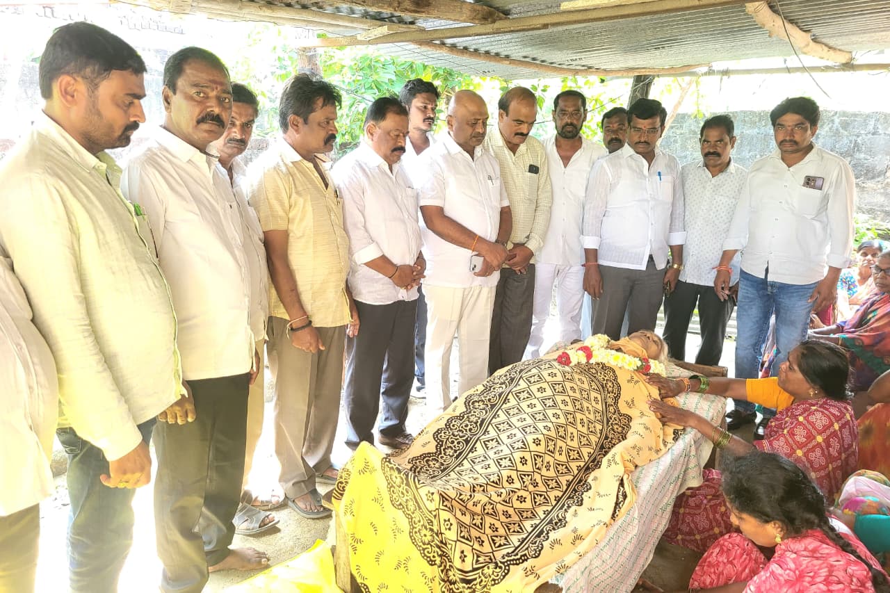 నివాళులు అర్పించిన చల్లా ధర్మారెడ్డి
