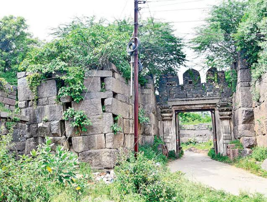 శిథిలావస్థలో కాకతీయుల రాతికోట