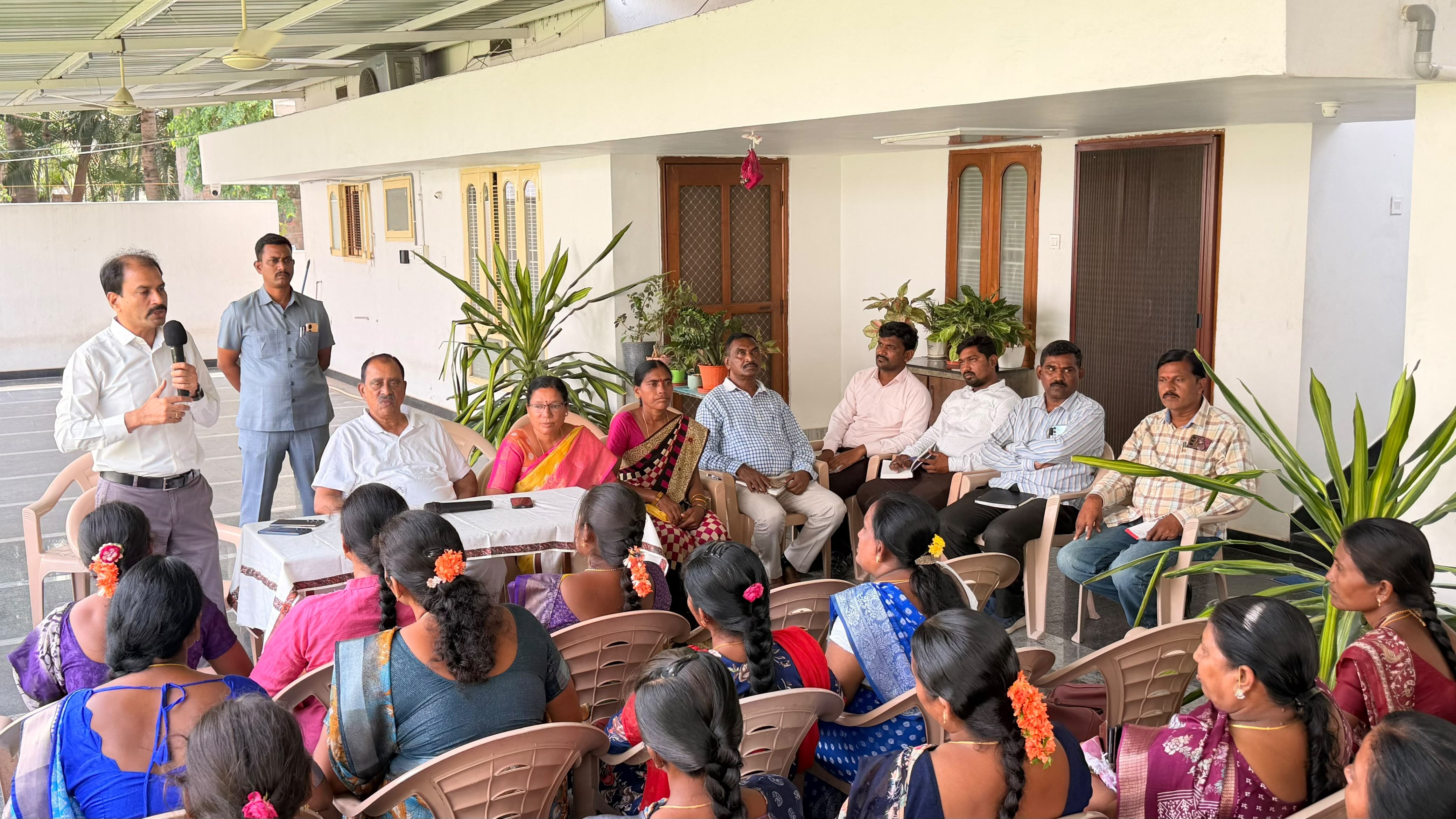 పరకాల ఇందిరా మహిళ డైరీపై ఎమ్మెల్యే సమీక్ష