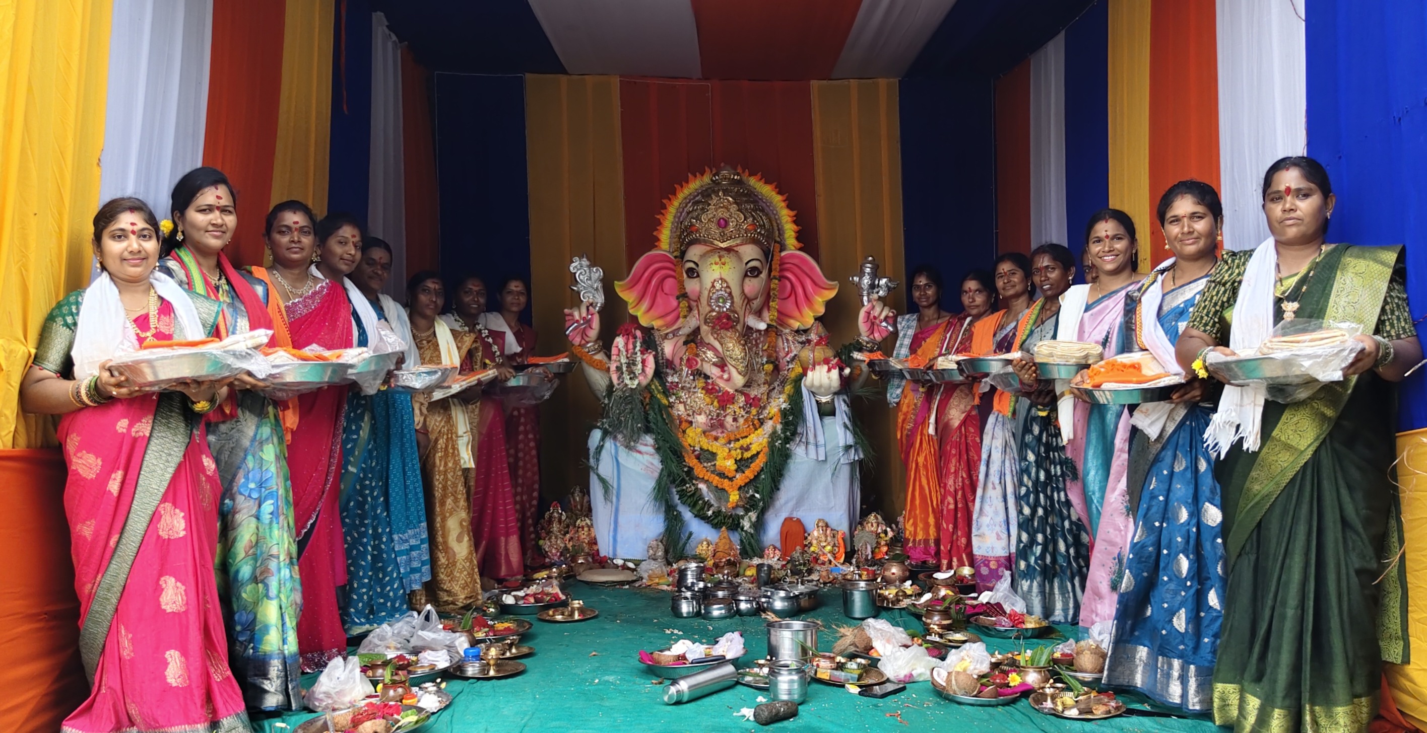 కుంకుమ పూజలో చీరల పంపిణీ