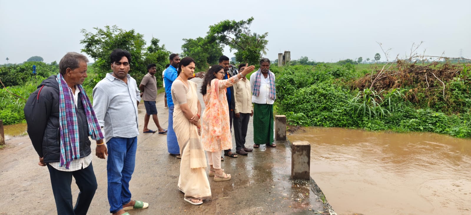 పగిడేరు వాగు వద్ద ముందస్తు జాగ్రత్తలు... పరిశీలిచిన కొణిజర్ల సర్పంచ్