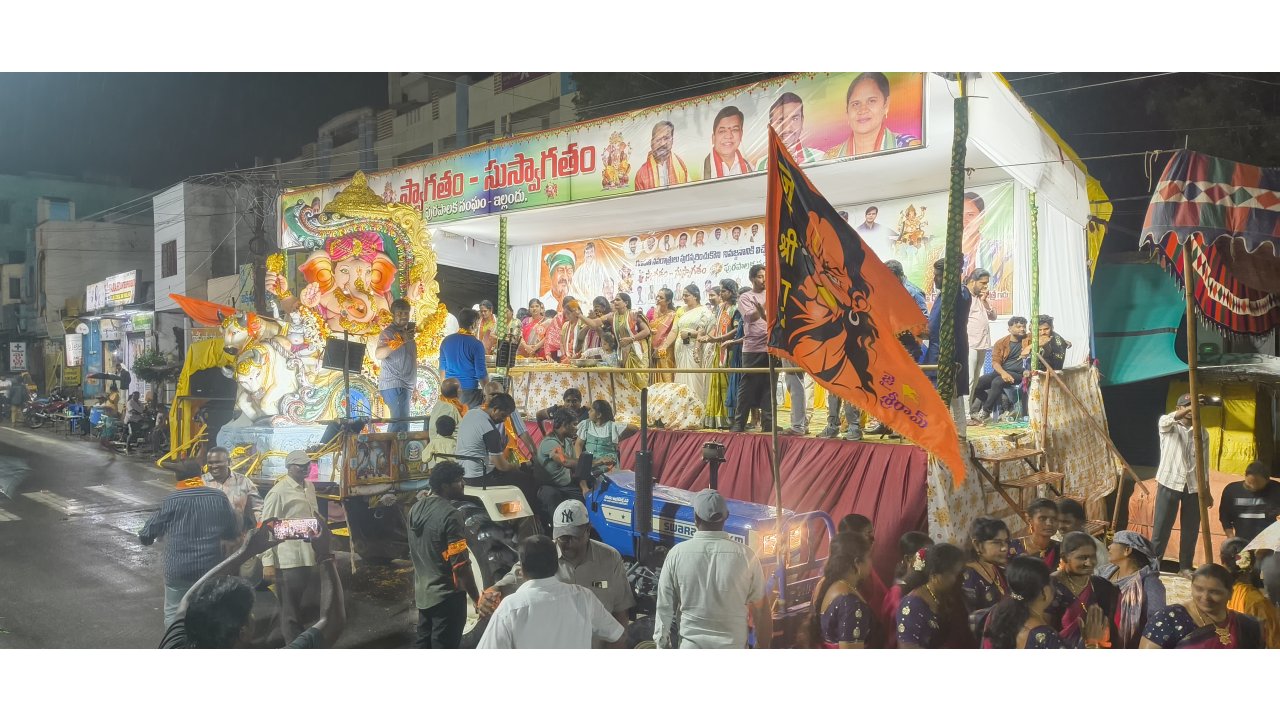 ఇల్లందులో మిన్నంటిన గణనాథుల శోభాయాత్ర: భక్తజన సంద్రమైన పురవీధులు
