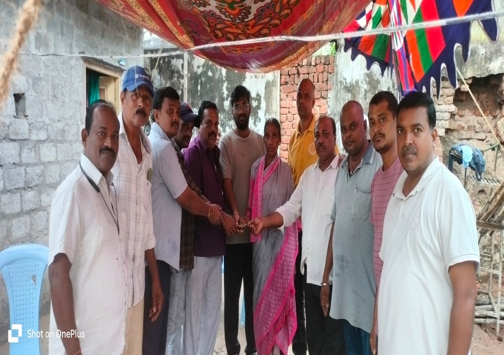 మృతుని కుటుంబానికి ఆటో యూనియన్ సభ్యుల ఆర్థిక సాయం