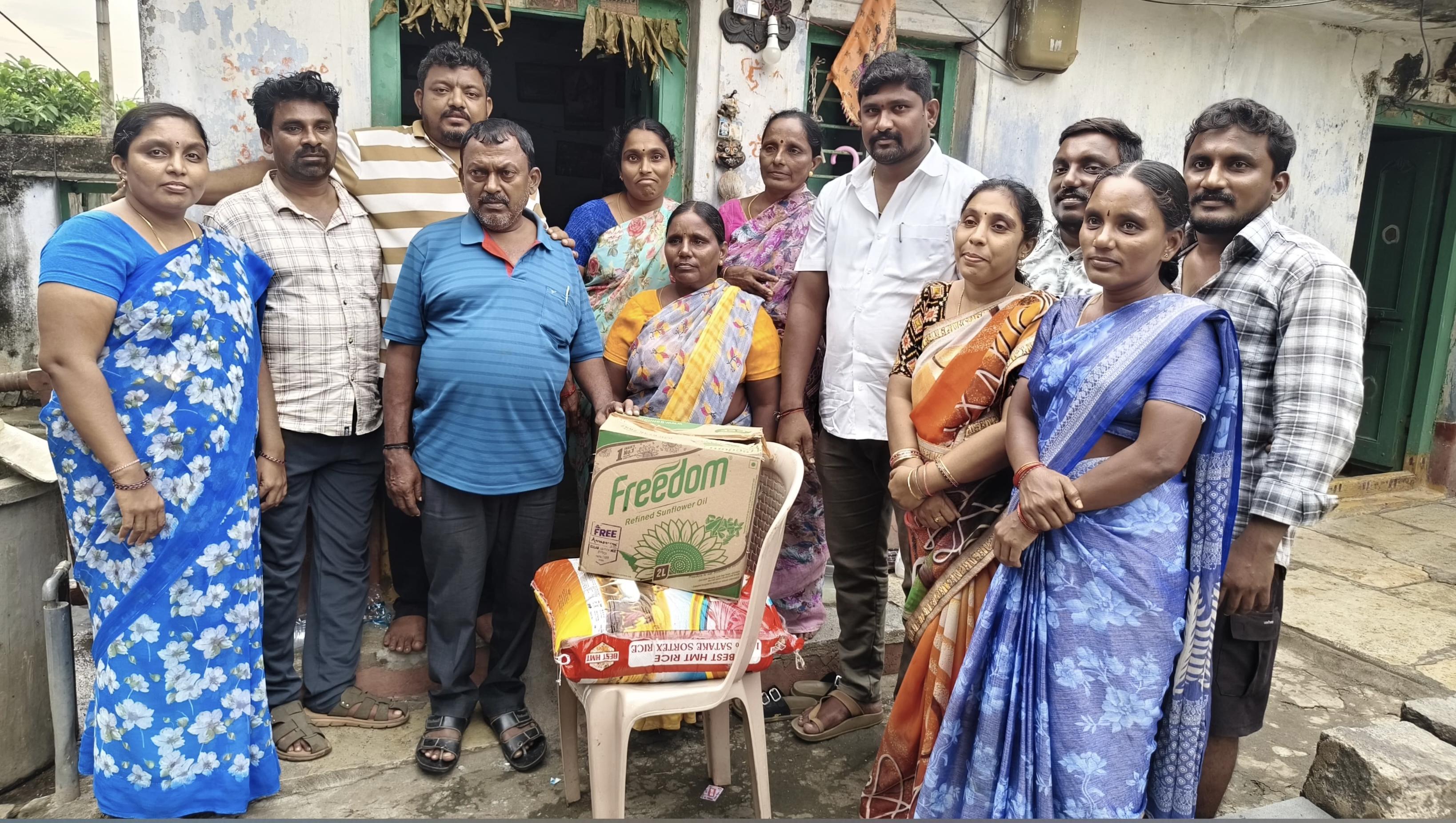 మృతుని కుటుంబానికి అండగా 12వ వార్డు కౌన్సిలర్ ఆకుల లావణ్య, శ్రీధర్