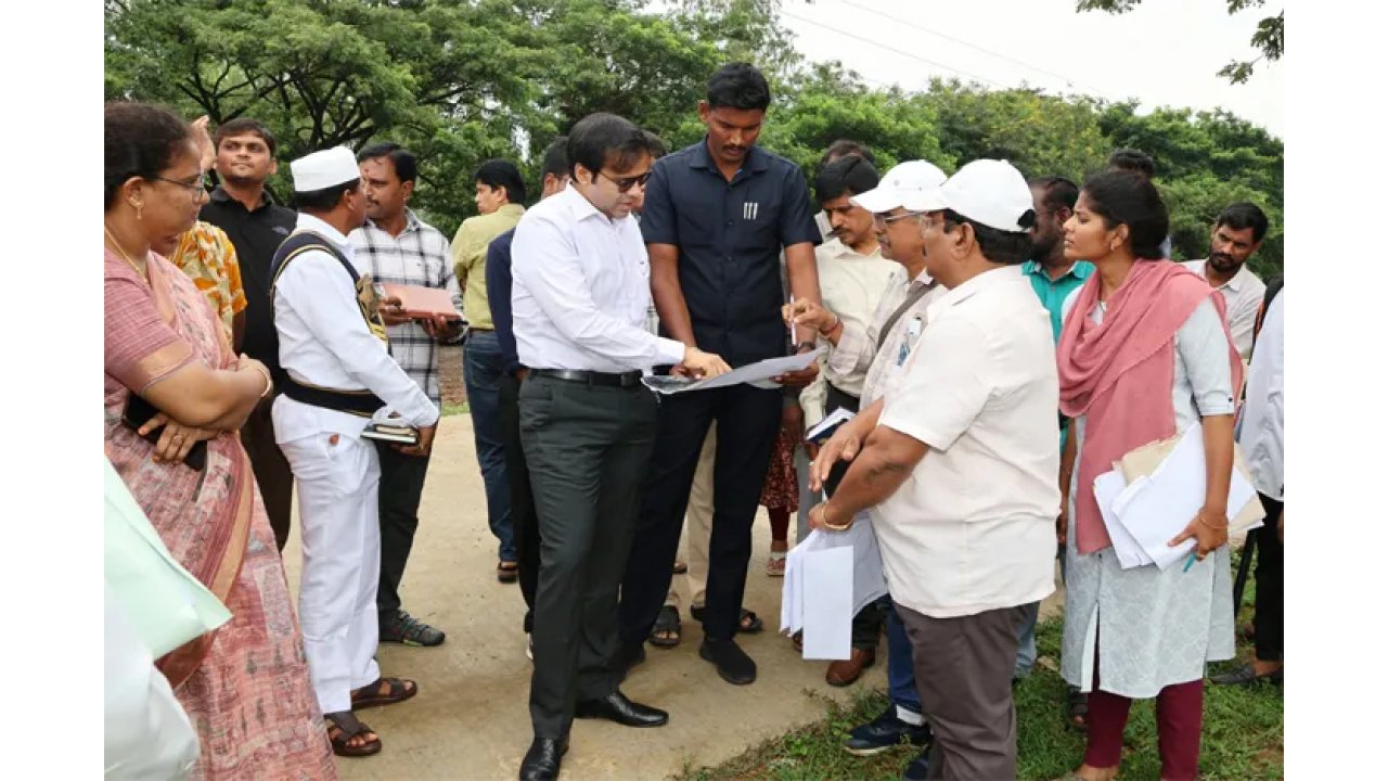 యంగ్ ఇండియా పాఠశాల స్థల వివాదం: క్షేత్రస్థాయికి జిల్లా కలెక్టర్ ‘అంకిత్’.. న్యాయం చేయాలంటూ రైతుల వినతి!