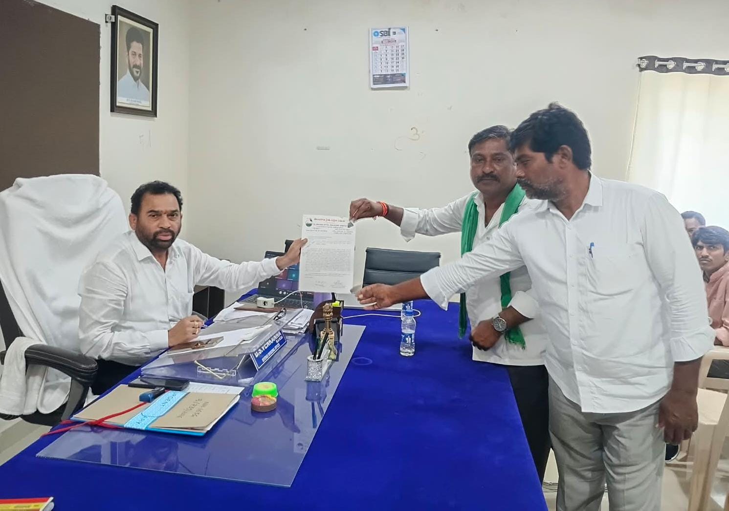 వాతావరణ మార్పుల నుంచి రైతులను ఆదుకోవాలి ఆర్డీవోకు వినతి