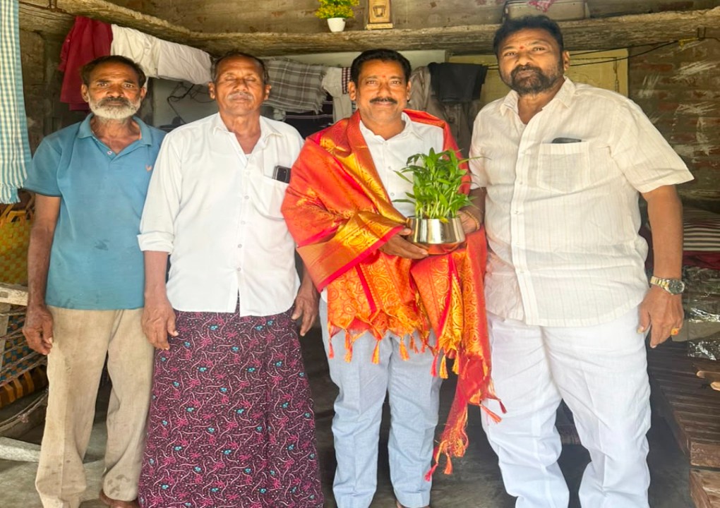 పలువురి మృతి చెందిన కుటుంబాలను పరామర్శించిన మాజీ జడ్పీటీసీ మేడిశెట్టి రాములు