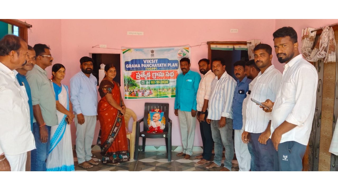 మహాత్ముడికి పాలకవర్గం నివాళి 
