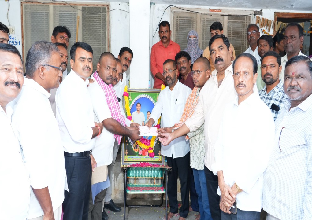 లింగాల కేదారి కుటుంబానికి సీఎం సహాయ నిధి చెక్కులు అందజేత*