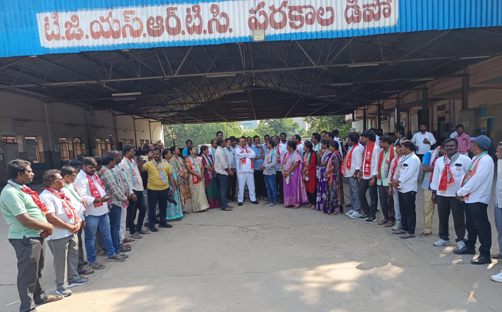 పరకాల ఆర్టీసీ ఎన్నికల ప్రచారంలో ఎమ్మెల్యే రేవూరి ప్రకాష్ రెడ్డి