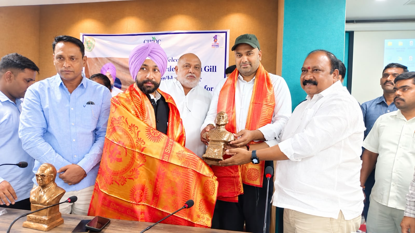 GHMC కమిషనర్‌ను, జాతీయ కమిషన్ వైస్ చైర్మన్‌ను సన్మానించిన సఫాయి మజ్దూర్ యూనియన్ నేతలు