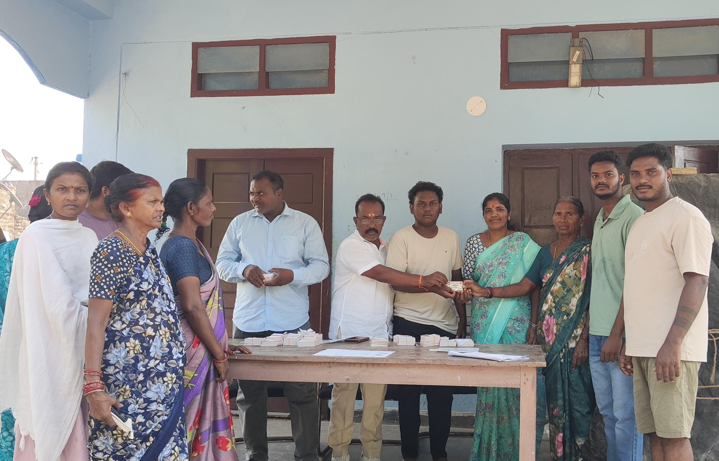 పేద కుటుంబాలకు స్మార్ట్ రేషన్ కార్డుల పంపిణీ