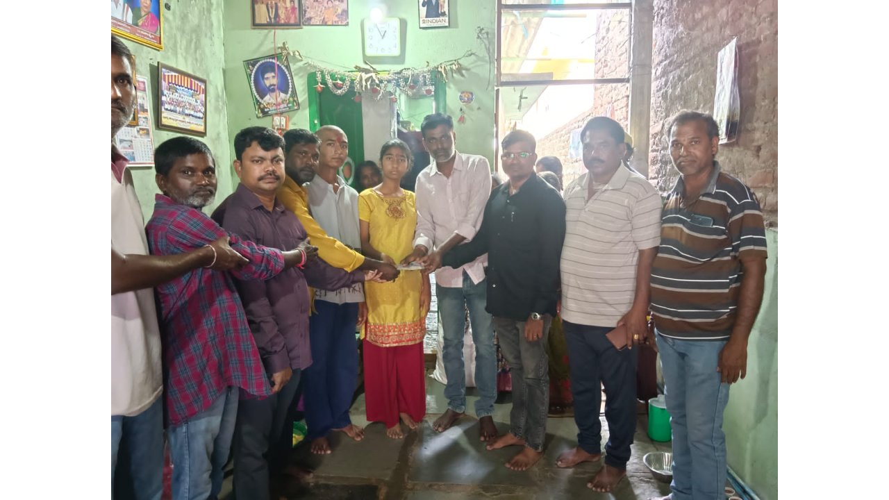 మృతుని కుటుంబానికి ఆర్థిక సాయం