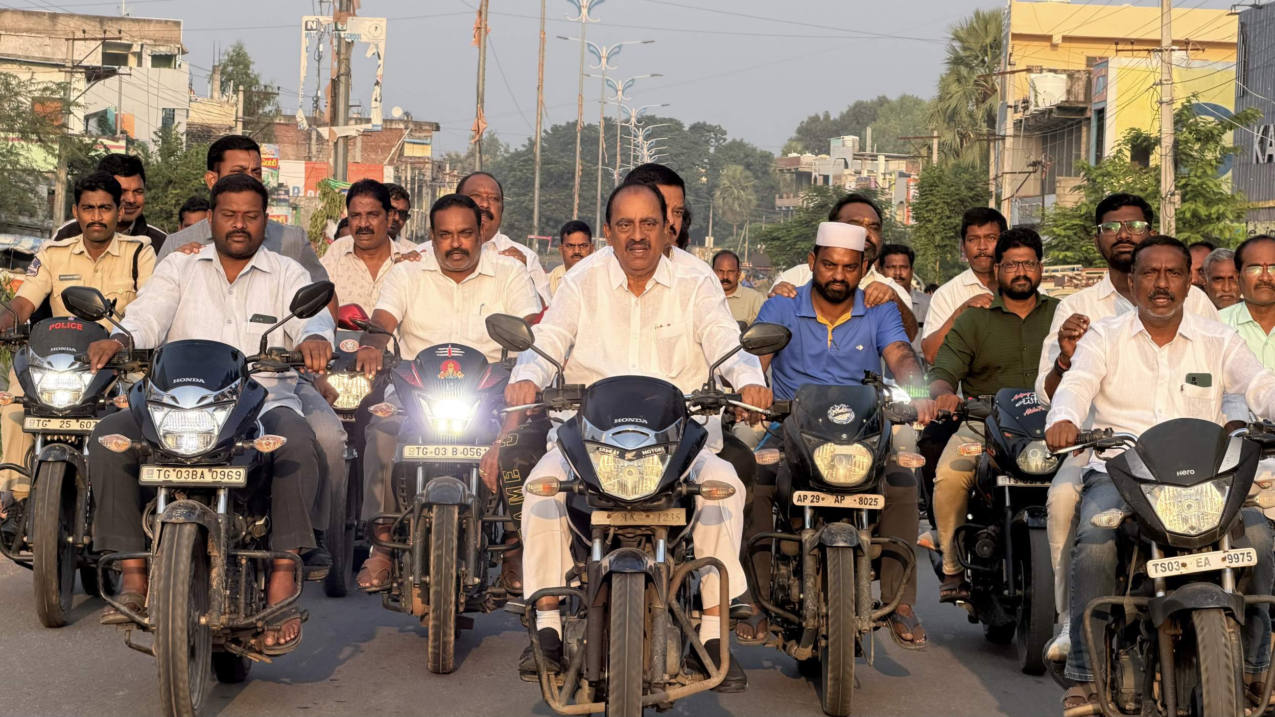 పరకాల పట్టణంలో ఎమ్మెల్యే రేవూరి ప్రకాశ్ రెడ్డి పర్యటన