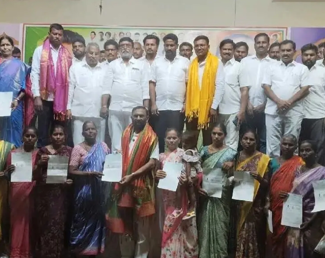 మెట్‌పల్లిలో సీఎం సహాయనిధి చెక్కుల పంపిణీ