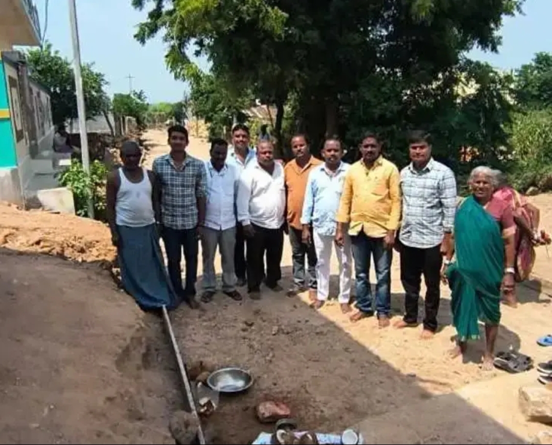 ఆత్మకూరులో సీసీ రోడ్డు పనులకు శ్రీకారం ఆత్మకూరులో సీసీ రోడ్డు పనులకు శ్రీకారం
