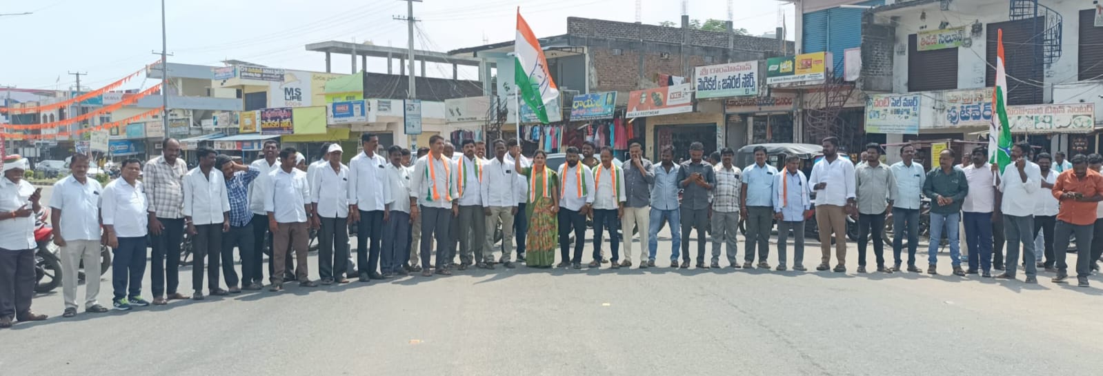 కాంగ్రెస్ శ్రేణుల భారీ నిరసన.