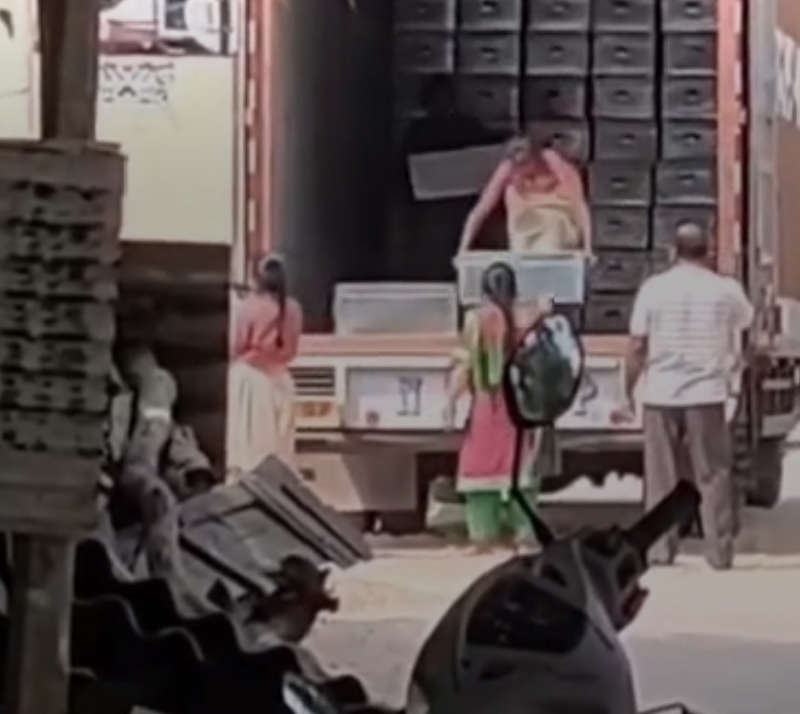 విద్యార్థినులతో బరువైన ట్రంక్ పెట్టెలు మోయిస్తారా?