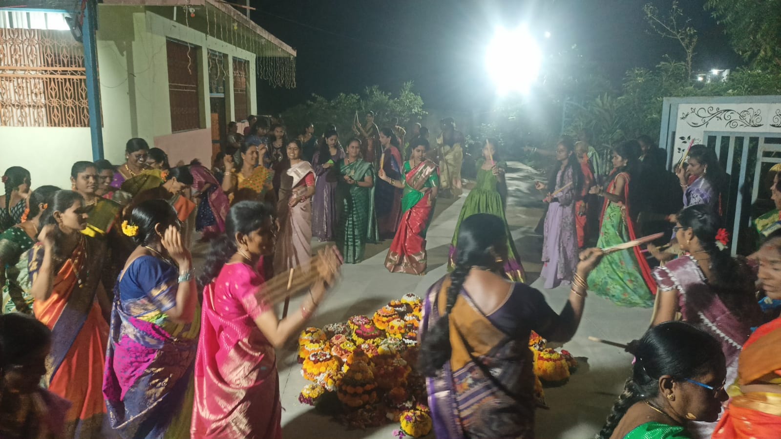 పరకాల దక్షిణముఖ ఆంజనేయస్వామి ఆలయంలో ఘనంగా ఎంగిలిపూల బతుకమ్మ సంబరాలు