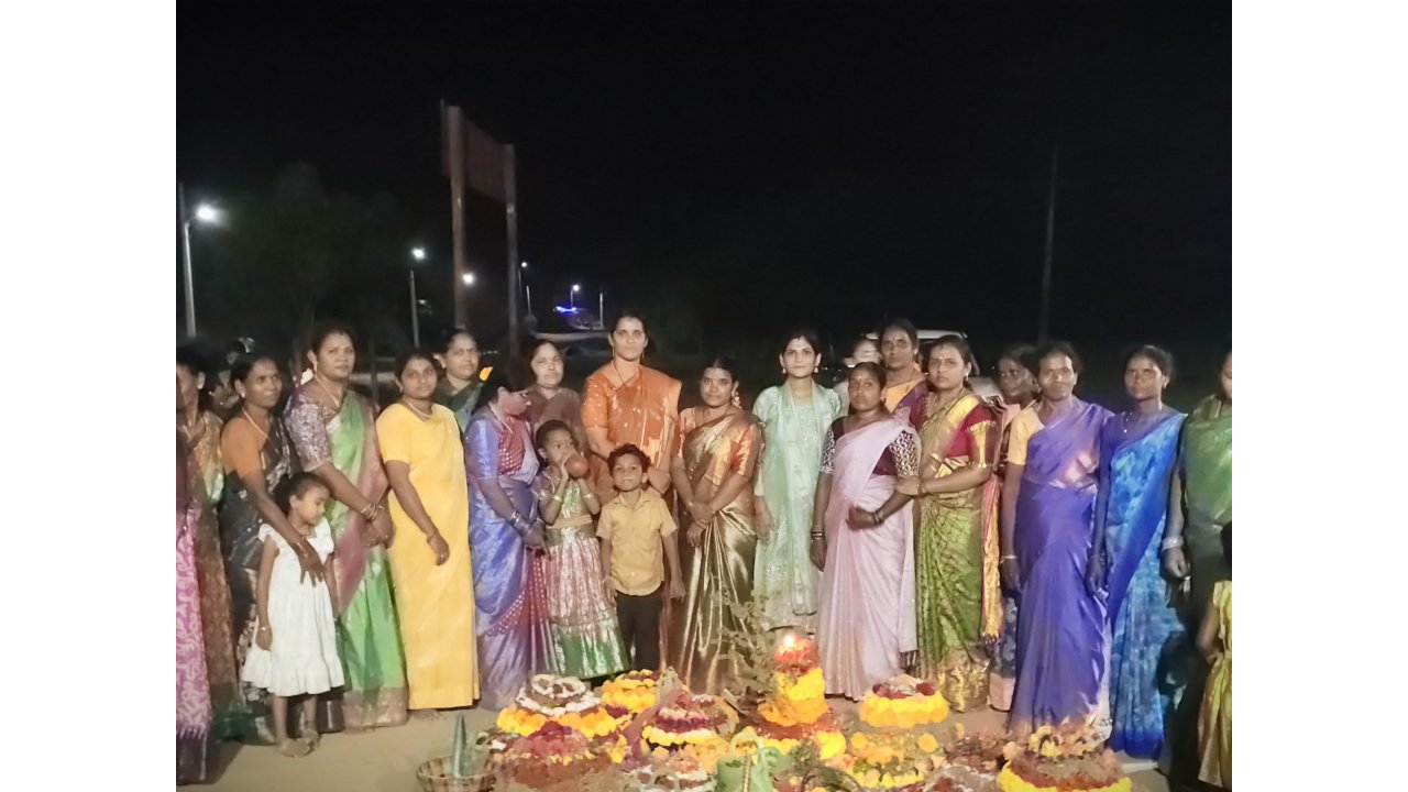 పూల పల్లకిపై బతుకమ్మ.. పల్లెపల్లెనా సంబరాలు!