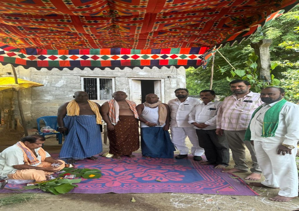 మృతుల కుటుంబాలను పరామర్శించిన మాజీ జడ్పీటీసీ మేడిశెట్టి రాములు