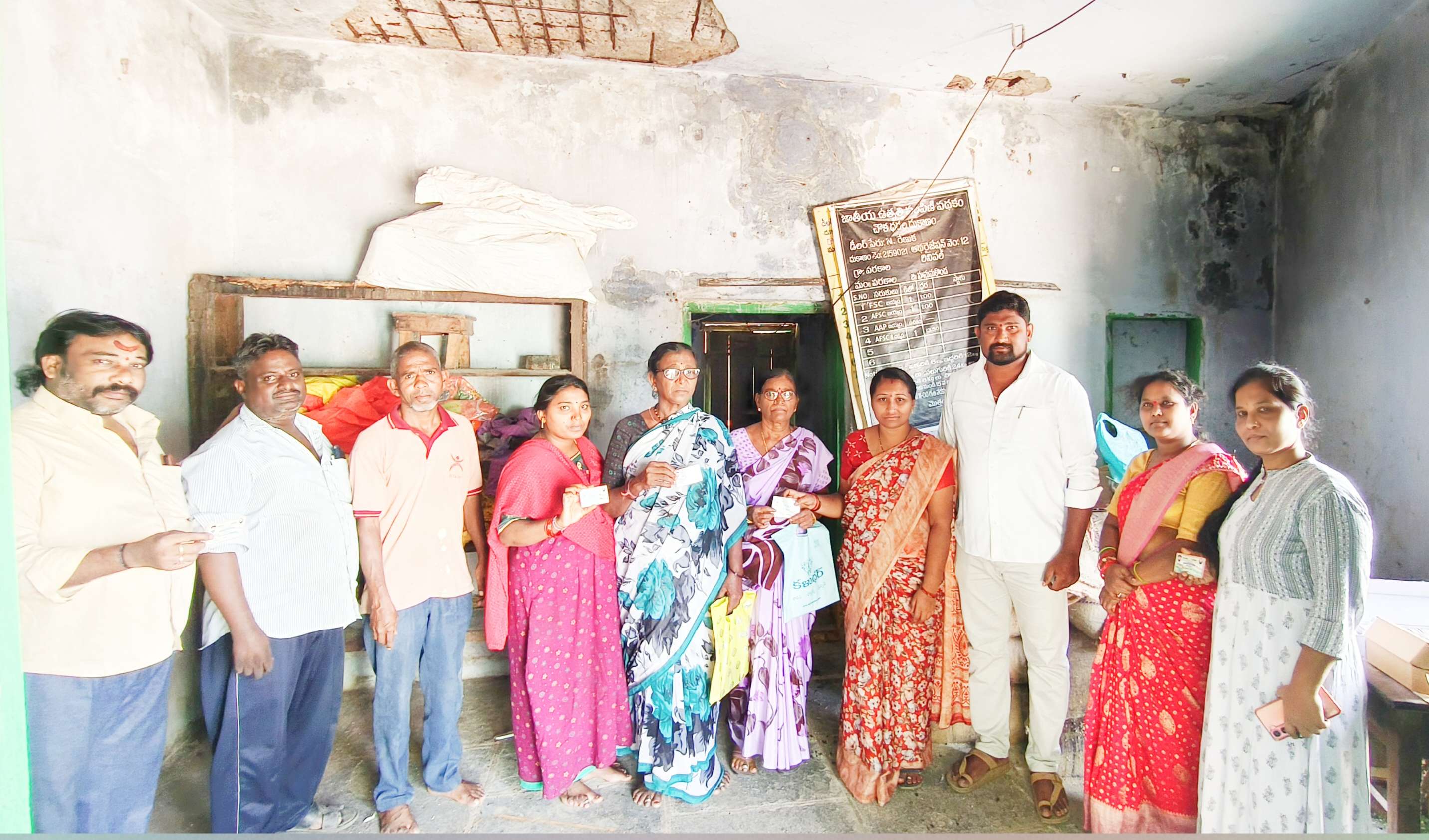 పరకాల 12వ వార్డులో స్మార్ట్ రేషన్ కార్డుల పంపిణీ