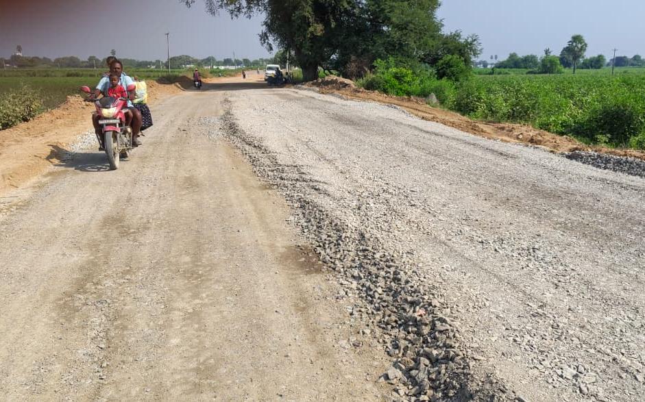 వెల్లంపల్లి గట్లకనిపర్తి రోడ్డుపై దుమ్ము దుమారం వాహనదారుల అవస్థలు