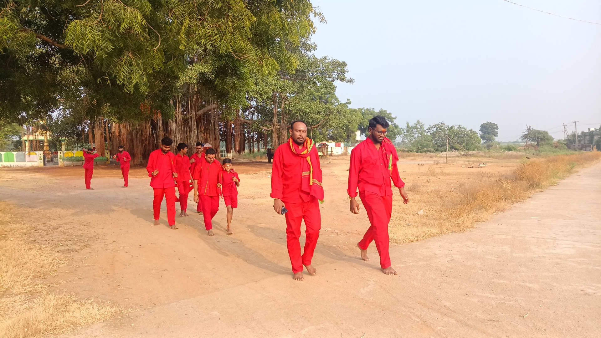 పాదయాత్రగా భవానీలు..
