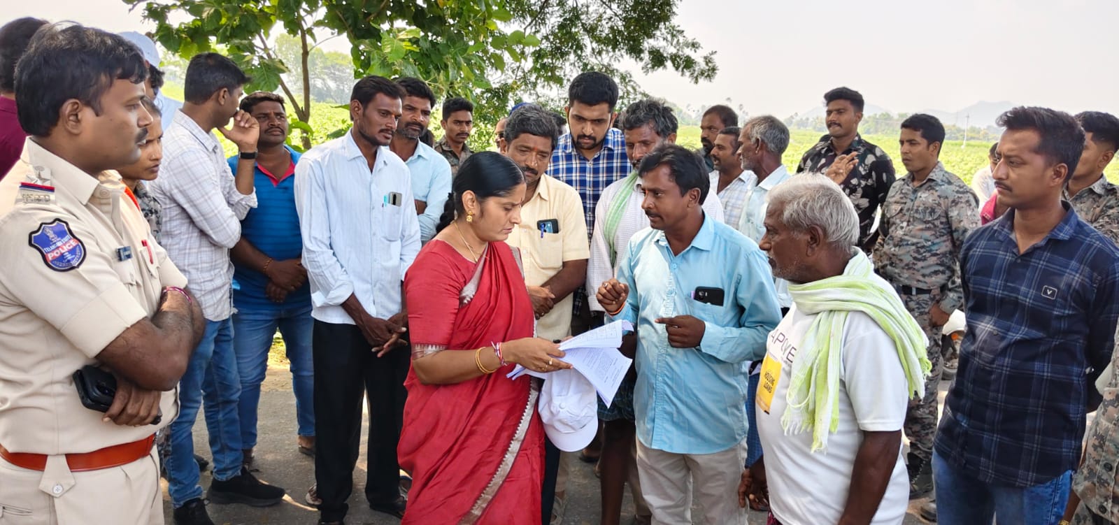 పరిహారం ఇవ్వకుండా పంట పొలాలు ధ్వంసం చేస్తున్నారని రైతుల ఆగ్రహం