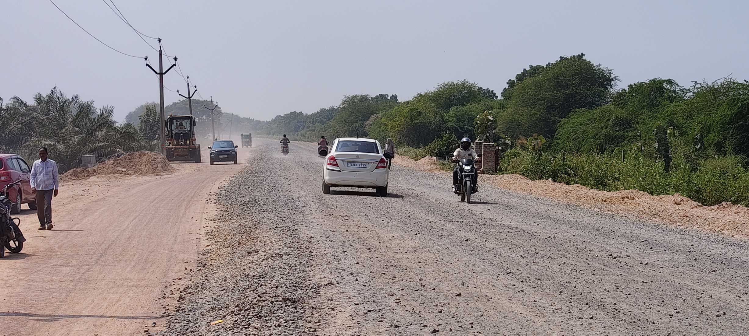 పరకాల-అంబాల రోడ్డుపై దుమ్ము దుమారం.!