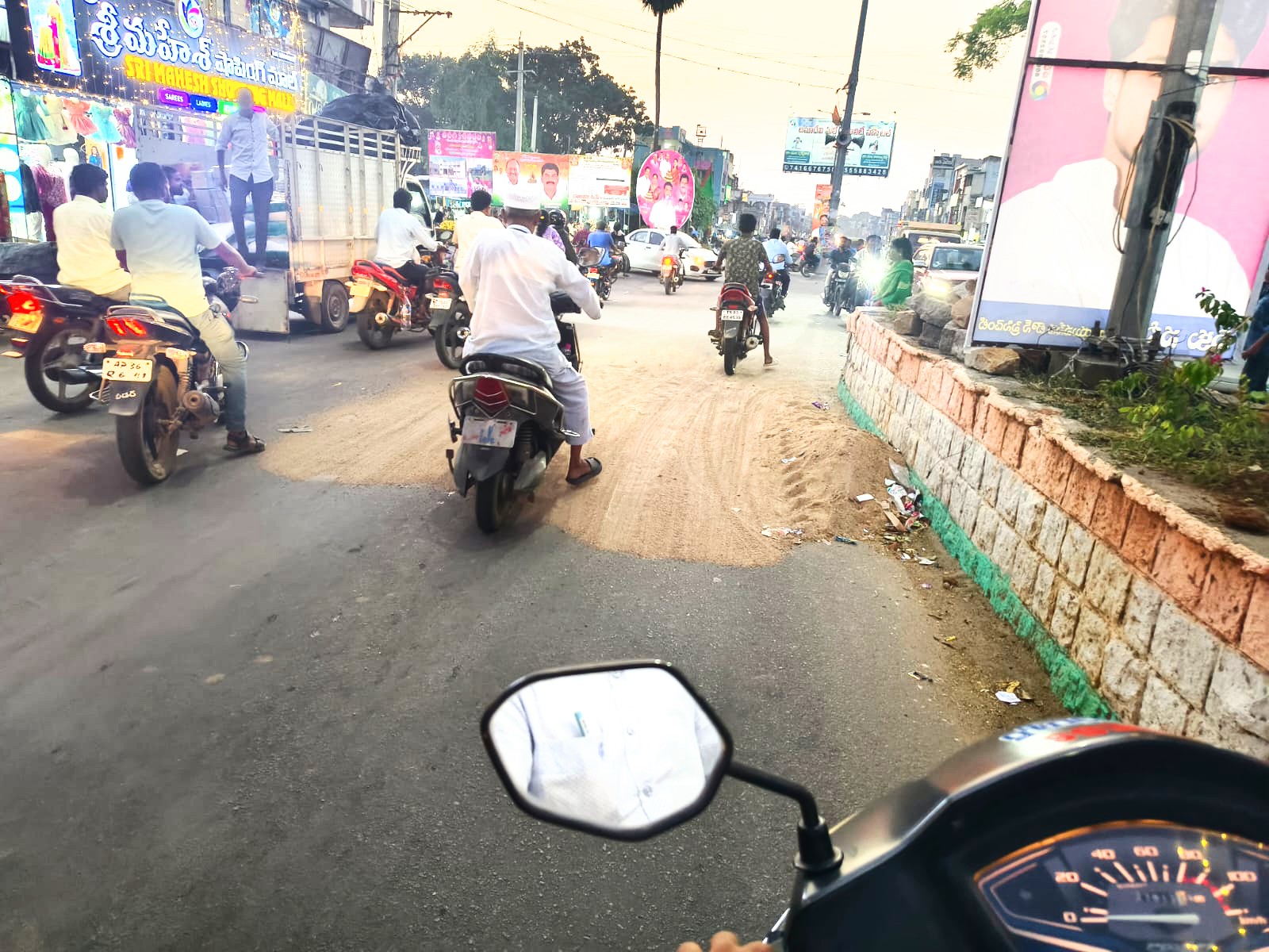 పరకాల బస్టాండ్‌ ఆవరణంలో ఇసుక కష్టాలు..!