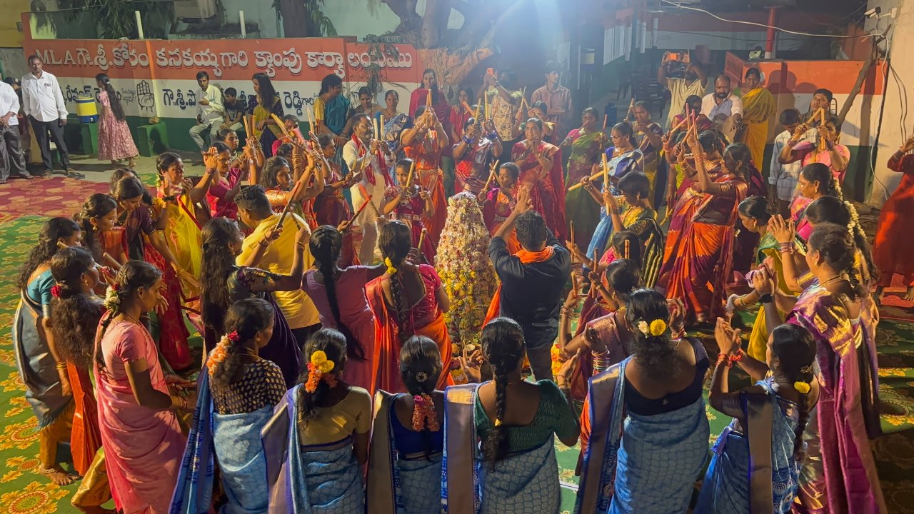 ఇల్లందు ఎమ్మెల్యే కార్యాలయంలో 'బతుకమ్మ' సంబరాలు
