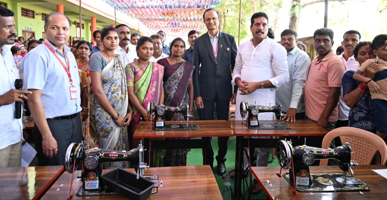 గూడూరులో కుట్టు మిషన్ల పంపిణీ.
