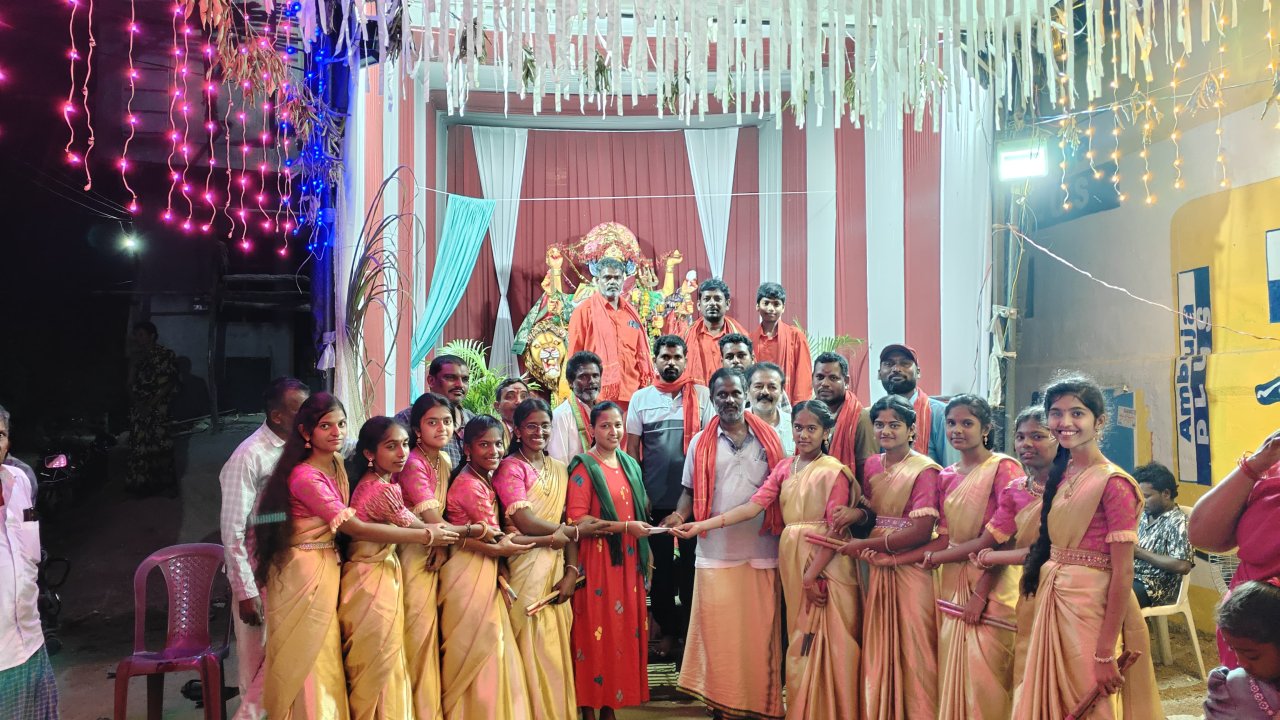 దుర్గ మాత పూజలో కోలాట నృత్య పోటీలు