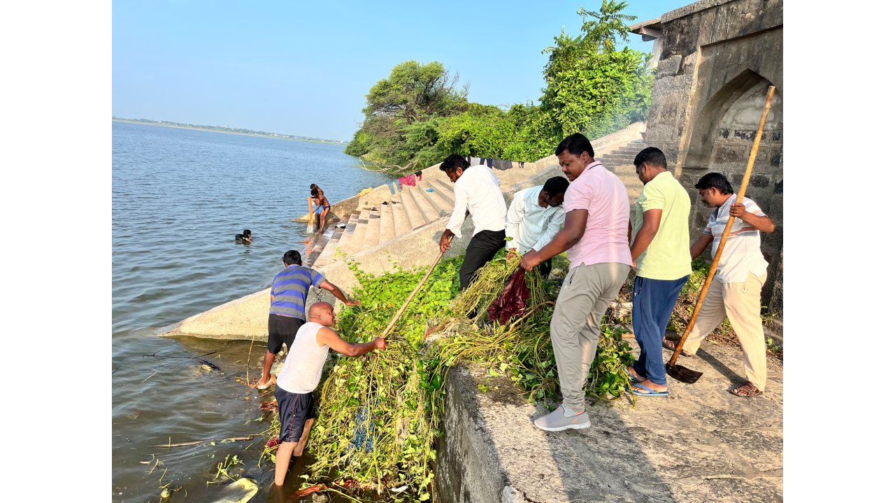 ఊరి కోసం ఒక్కరోజు కార్యక్రమంలో శ్రమదానంతో తూము శుభ్రం