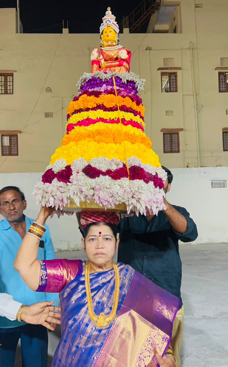 రామచంద్రపురంలో ఘనంగా బతుకమ్మ సంబరాలు.. పీఎన్ ఫౌండేషన్ ఆధ్వర్యంలో వేడుకలు