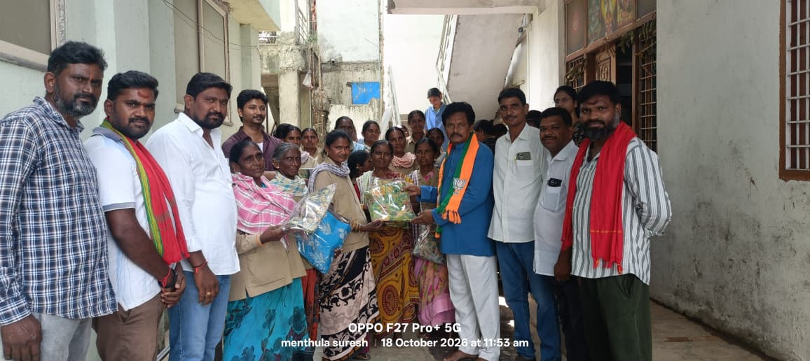 20 ఏళ్లుగా పండుగ వేళ పేద మహిళలకు చీరల పంపిణీ.. 