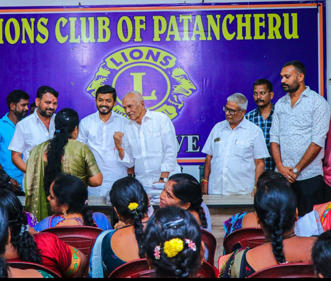 దసరా సందర్భంగా అంగన్వాడీ సిబ్బందికి పట్టుచీరల పంపిణీ
