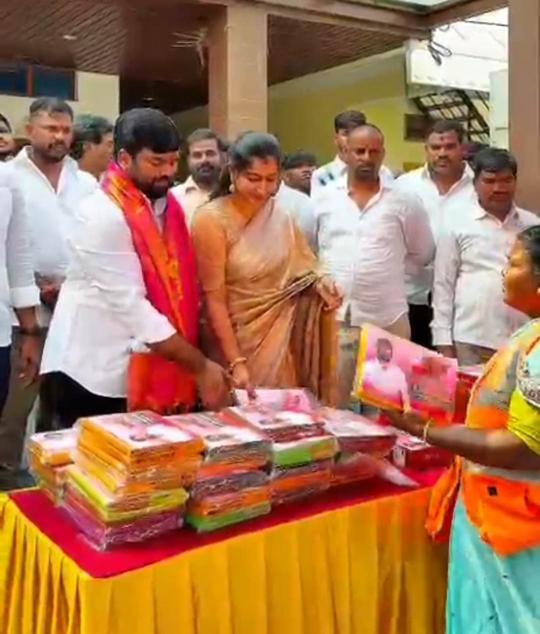 మూతంగి డివిజన్ పారిశుధ్య కార్మికులకు దసరా కానుకలు పంపిణీ చేసిన RKF ఫౌండేషన్ ఛైర్మన్ రాజ్ కుమార్