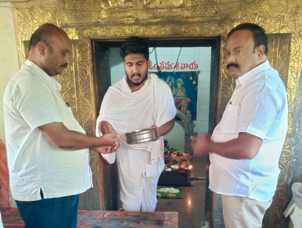 పరకాల శివాలయంలో నాగూర్ల వెంకన్న ప్రత్యేక పూజలు