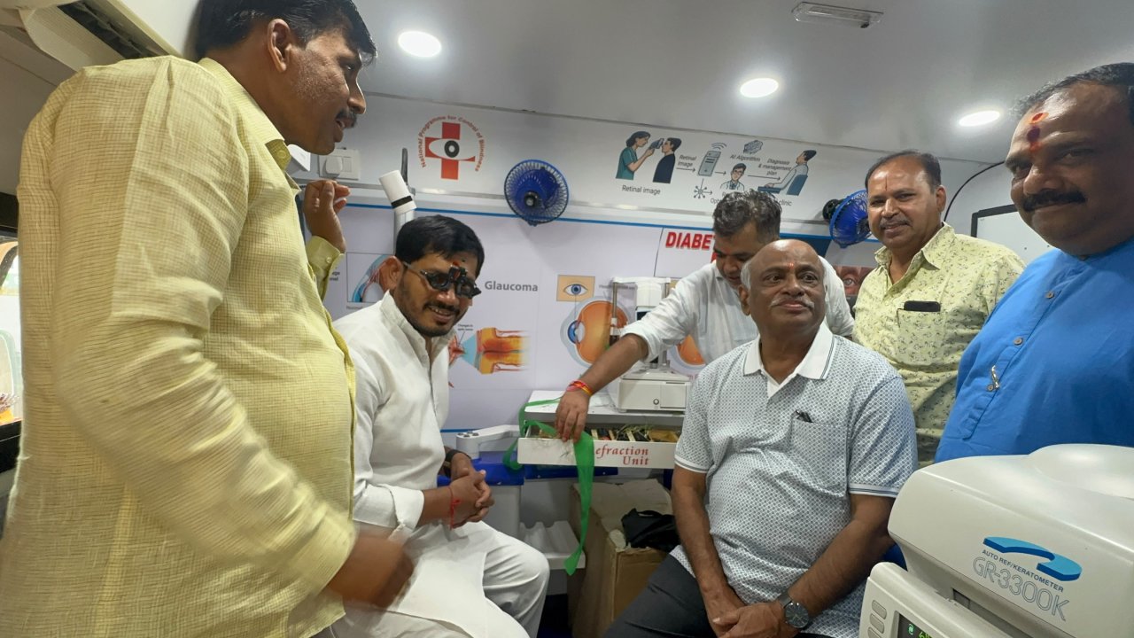 మంచిర్యాలలో ఉచిత కంటి వైద్య పరీక్షల మొబైల్ వ్యాన్ ప్రారంభం
